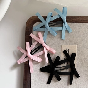 Nahaufnahme von Ballett-Stil Schleifen-Haarspangen in Hellblau, Rosa und Schwarz