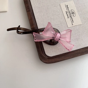 Pince à cheveux écaillée élégante ornée d'un nœud rose translucide au fini mat