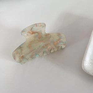 Pince à cheveux en acétate avec marbrure rose-vert et paillettes dorées scintillantes