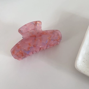 Pince à cheveux en acétate rose marbré avec paillettes célestes pour coiffure chic