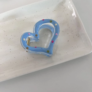 Pince à cheveux coeur bleu clair avec pois colorés et finition en résine brillante
