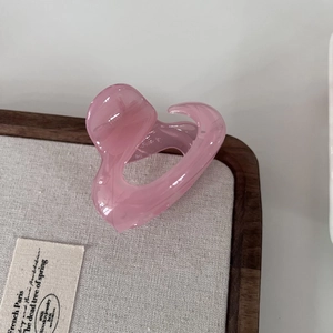 Pink heart-shaped jelly hair claw clip made of resin for elegant summer hairstyling
