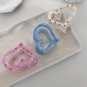 Pinces à cheveux en forme de cœur avec pois colorés en rose, bleu et blanc crème