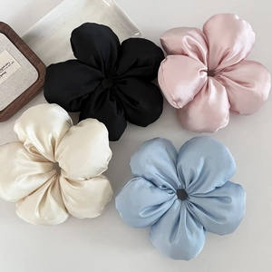 Lot de chouchous fleurs en satin élégants noir rose crème et bleu clair soyeux