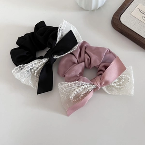 Chouchous élégants en satin avec dentelle et perles en couleurs noir et rose poudré