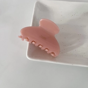 Détail de la pince à cheveux en acétate rose avec texte doré Barrette La France