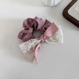 Chouchou en satin rose avec nœud en dentelle et perles pour coiffures élégantes