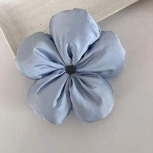 Chouchou fleur bleu clair en satin avec finition soie brillante et design floral élégant