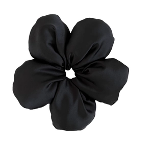 Chouchou élégant en satin noir avec motif fleur éponge sur fond blanc immaculé