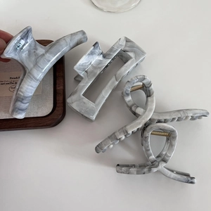 Three-piece set of marble grey hair claws with rectangle and knot shapes in ink patterns