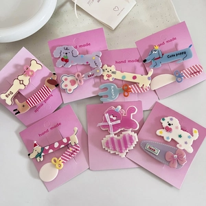 Détail de jolies barrettes en acrylique pour chiens et chats sur cartes de présentation