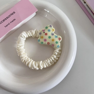 Nahaufnahme weißes Rüschen-Haargummi mit niedlichem, bunt gepunktetem Hasen-Accessoire
