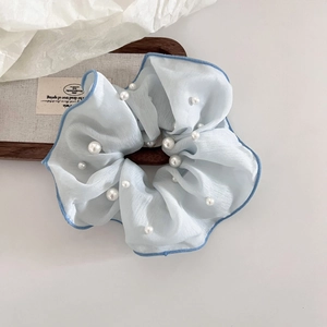 Eleganter hellblauer Haargummi mit weißen Perlen für sommerliche Damenfrisuren