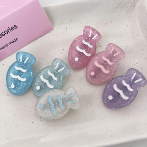 Detalle de pinzas para el cabello con forma de pez y purpurina en varios colores