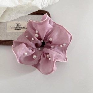 Rosa Chiffon-Haargummi mit Kunstperlen und Faltenstruktur für elegante Frisuren