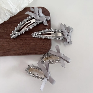 Pince à Cheveux Nœud Papillon en Satin Gris Coréen Doux Élégante Pince à Griffes Perles Artificielles Argent pour Femmes
