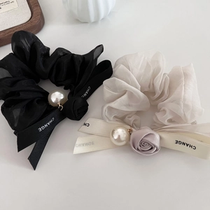Elegant tulle scrunchie set with large pearls and bow ribbons in black and beige
