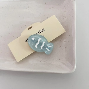 Detalle de la pinza para el pelo de pez azul translúcido con purpurina plateada