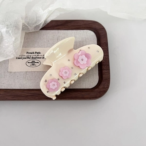 Eleganter Haarklammer aus Acetat in Creme mit rosa Blumen und glänzenden Strasssteinen