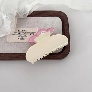 Eleganter Haarklammer aus Acetat in Creme und Rosa für Frisuren im französischen Stil