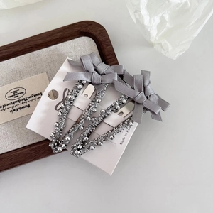 Pince à cheveux élégante en satin gris avec perles argentées pour coiffure femme