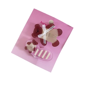 Ensemble de deux jolies barrettes à cheveux ours en acrylique brun sur fond blanc
