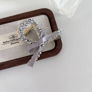 Pince à cheveux élégante avec nœud gris et perles argentées au style vintage français