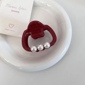 Pince à cheveux élégante en acétate bordeaux avec trois perles et design français