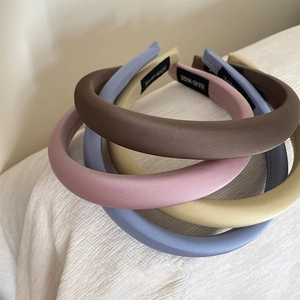 Gros plan de serre-têtes en satin faits à la main avec texture de haute qualité