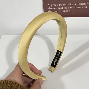 Serre-tête élégant en satin jaune rembourré avec design surélevé et étiquette à la main