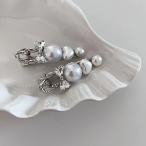 Elegant bow hair clip set with white pearls and sparkling rhinestones in silver finish