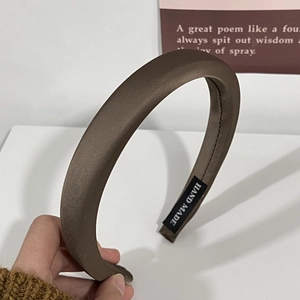Détail du serre-tête fait main en satin marron café avec rembourrage en mousse