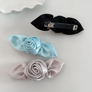 Eleganter Satin 3D Rosen Haarclip in Blau, Schwarz und Champagner mit Metallfederclip