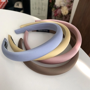 Lot de quatre serre-têtes en satin faits à la main en jaune, bleu, rose et marron