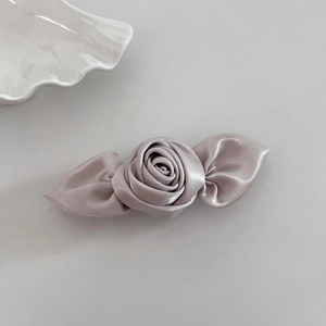 Eleganter Champagner-Satin-Rosen-Haarclip mit 3D-Blumendesign und edlem Seidenglanz