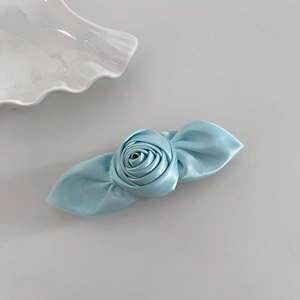Eleganter hellblauer Satin-Rosen-Haarclip mit stilvollem Schleifendesign für Damen