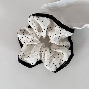 Chouchou blanc élégant à pois noirs avec bordure noire pour une coiffure classique chic