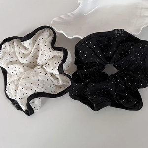 Lot de chouchous élégants à pois blancs et noirs avec étiquette fait main et bord satin