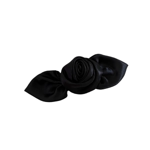 Eleganter schwarzer Satin-Rosen-Haarclip mit glatter Seidentextur für festliche Frisuren