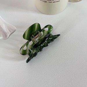 Pince à cheveux en acétate vert marbré avec un design creux élégant pour femmes
