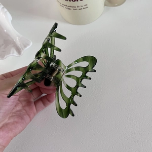 Pince à cheveux papillon vert foncé translucide avec texture élégante pour femmes