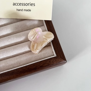 Mini molletta per capelli in acetato a semicerchio marmo crema e rosa su vassoio