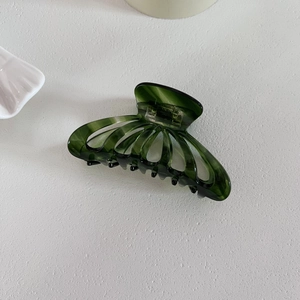 Pince à cheveux élégante en acétate vert émeraude avec texture marbrée pour chignons