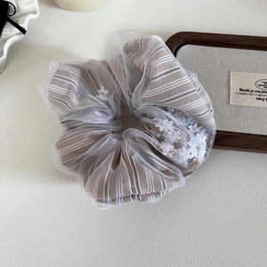 Elegante elastico per capelli a righe con paillettes a fiore su vassoio di ceramica