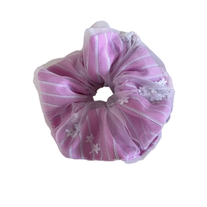 Elastico scrunchie a righe rosa e bianche con fiori in pizzo per capelli eleganti
