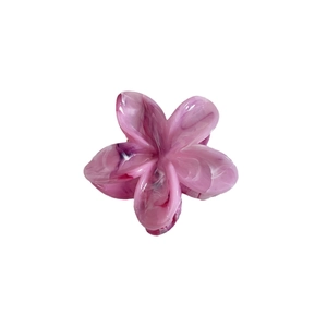 Pince à cheveux fleur rose avec motif marbré coloré pour une coiffure élégante