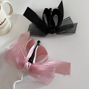 Détail de pinces à cheveux à nœud rose et noir avec ruban de satin et organza multicouche