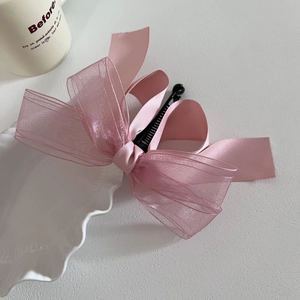 Pince à cheveux banane avec nœud en maille rose pour coiffure élégante de femmes