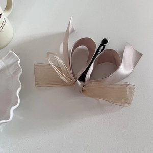 Pince à cheveux élégante en forme de nœud avec ruban de soie et tulle couleur champagne