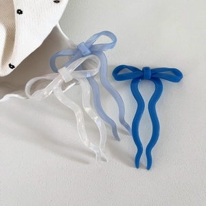 Trois épingles à cheveux en acétate avec nœud en blanc et bleu et tiges en forme de U